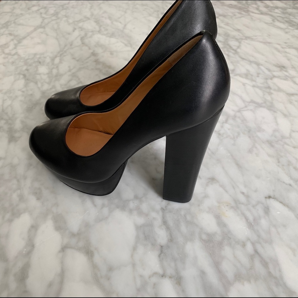 Women’s rounded toe Steve Madden heels